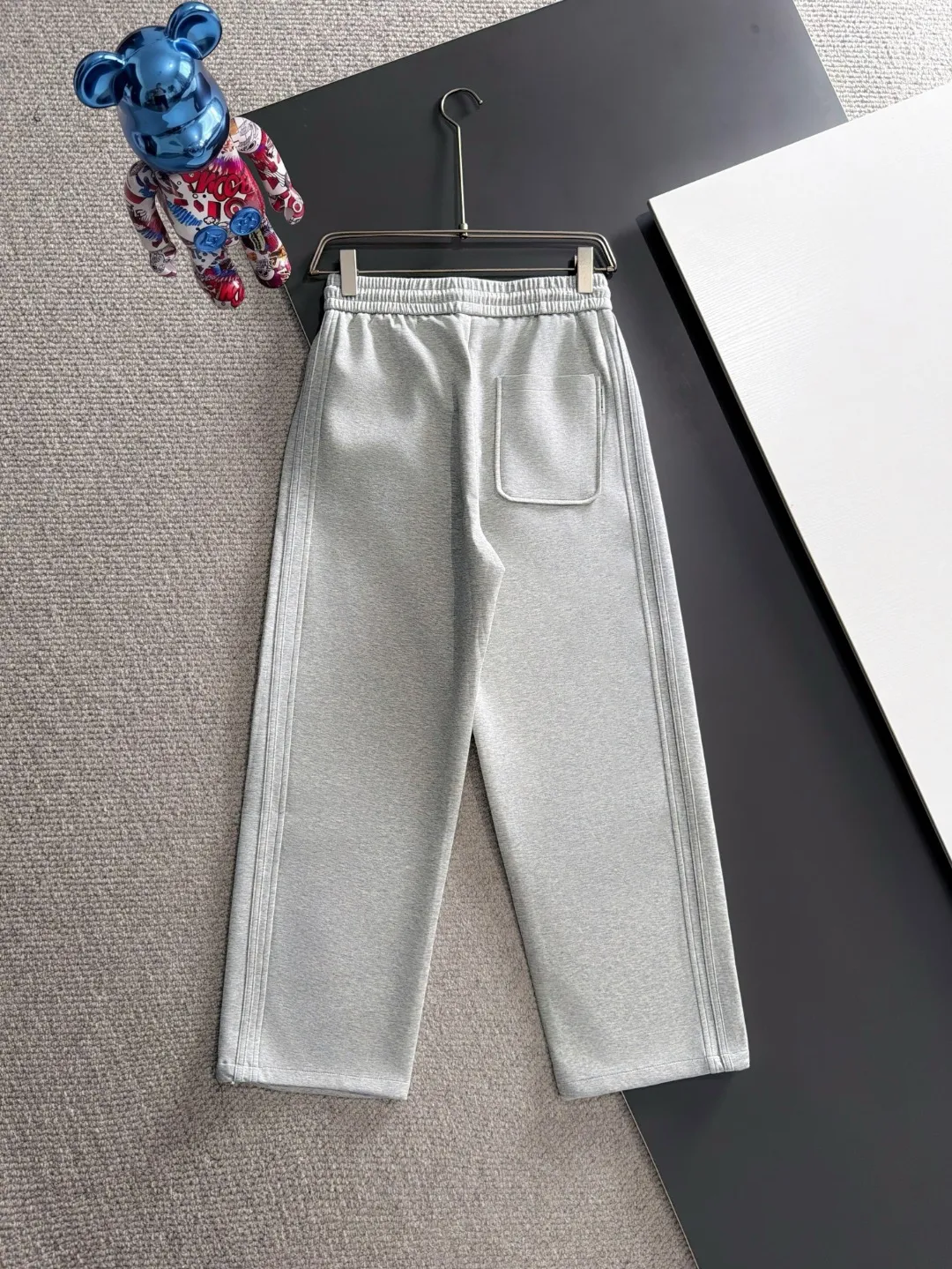 The next day we shipped the P195 Balenciaga High Quality New Arrival Elastic Casual Pants Fall/Winter 2026. The custom-made fabric at the counter has a high degree of comfort, impeccable details, and the design concept of the brand elements reflects high quality. The hand feels delicate and soft! Casual cuts and awesome upper body! Sizes: S-3XL